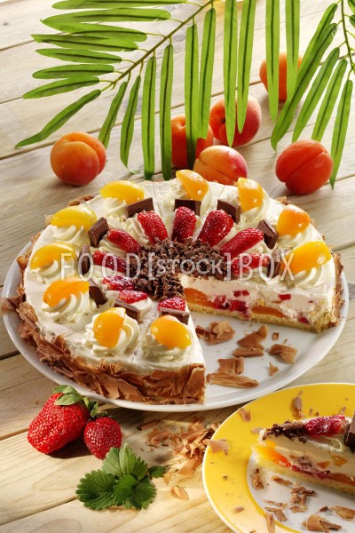 Diät-Joghurt-Torte mit Aprikosen und Erdbeeren