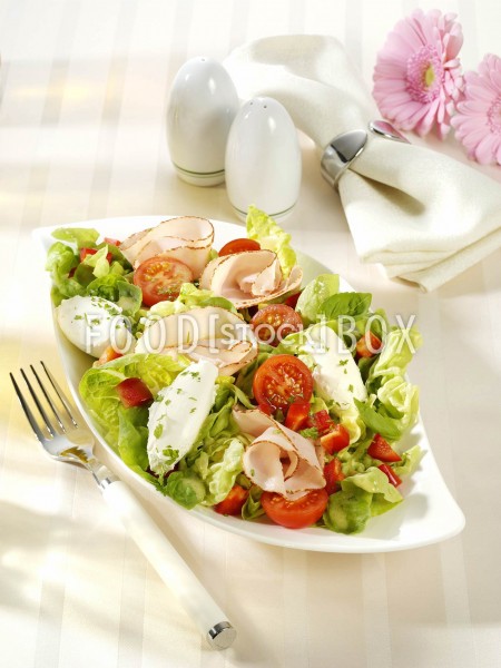 Frischkäse-Nocken auf Salat
