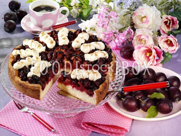 Pflaumen-Hefe-Kuchen mit Zimtsahne