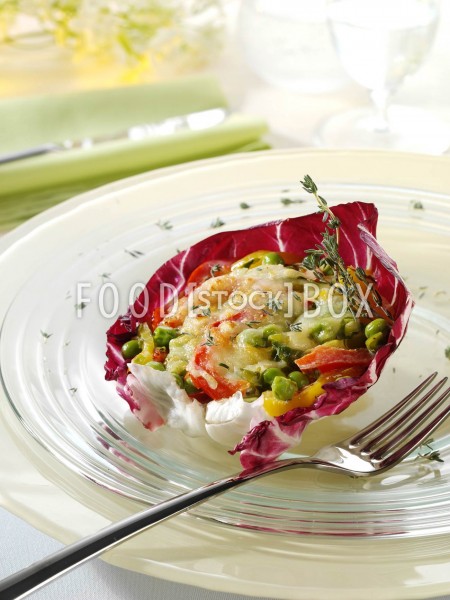 Erbsen-Zwiebel-Paprika-Pfanne im Salatblatt