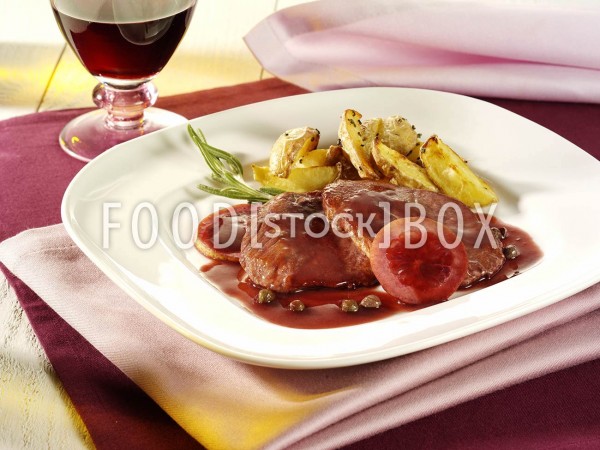 Schnitzel in Rotweinsauce und Kapern