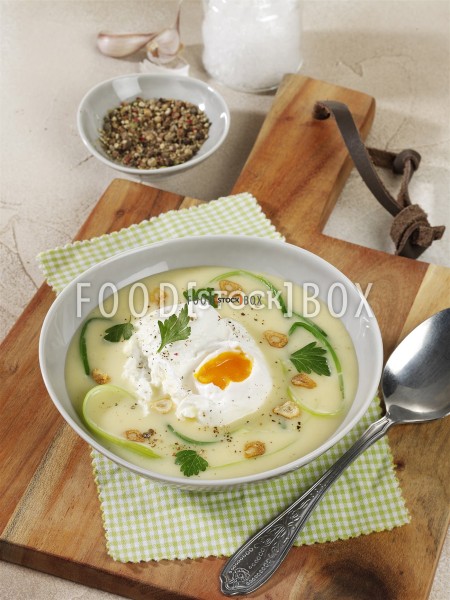 Kartoffel-Knoblauchsuppe mit pochiertem Ei
