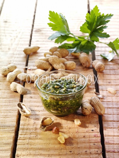 Erdnuss-Kräuter-Pesto