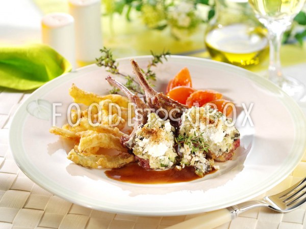 Lammkoteletts mit Oliven-Schafskäse-Kruste