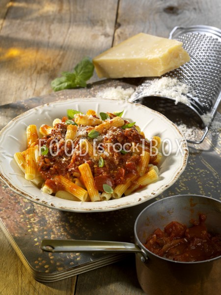 Pasta mit Tomaten, Basilikum und Parmesan