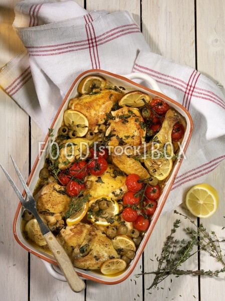 Mediterranes Ofenhuhn mit Zitronen, Tomaten und Oliven