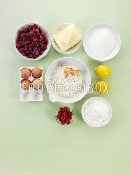 Zitronen-Marmorkuchen mit Himbeeren