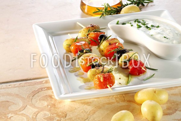 Kartoffel-Spieße mit Tomaten und Oliven