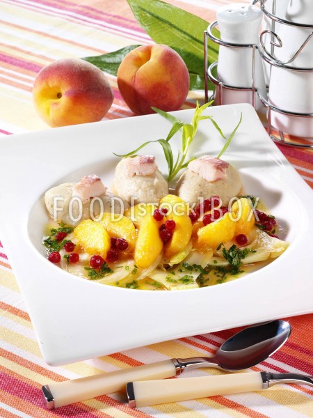 Salat von Pfirsich und Fenchel mit Räucherforellenmousse