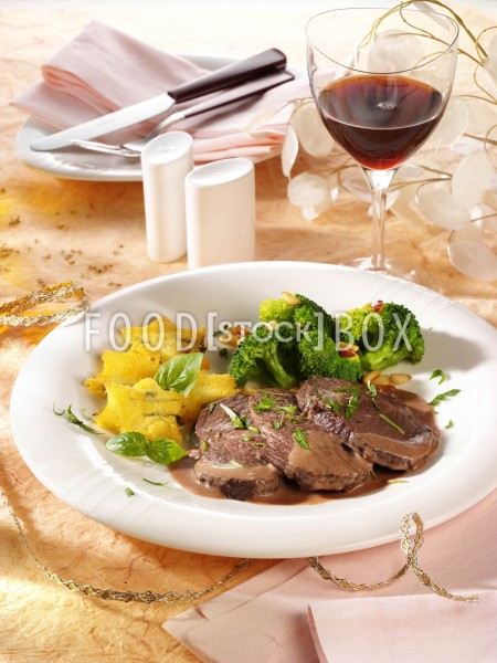 Rinderbraten in Rotweinsauce mit frischen Kräutern