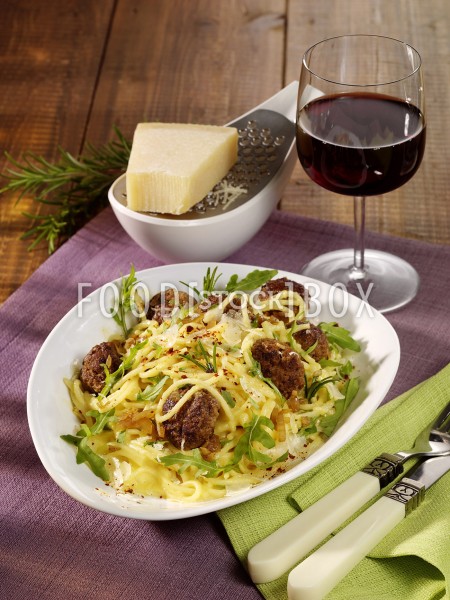 Spaghetti mit Fleischbällchen in Ei-Sahne-Soße nach Carbonara-Art