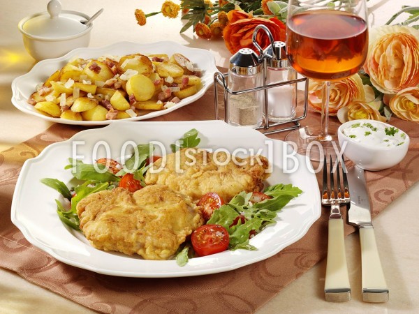 Schnitzel in scharfer Ei-Senf-Hülle mit Bratkartoffeln und Dipp
