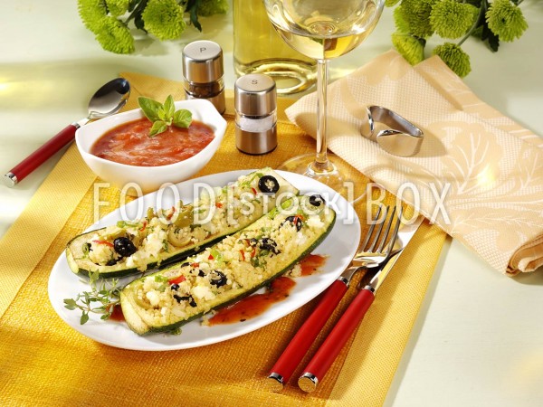 Zucchini mit Couscous-Oliven-Füllung