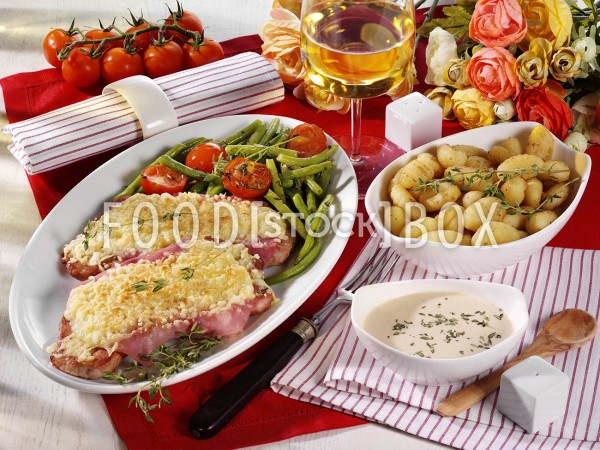 Käse-Schinken-Schnitzel mit Böhnchen und Gnocchi