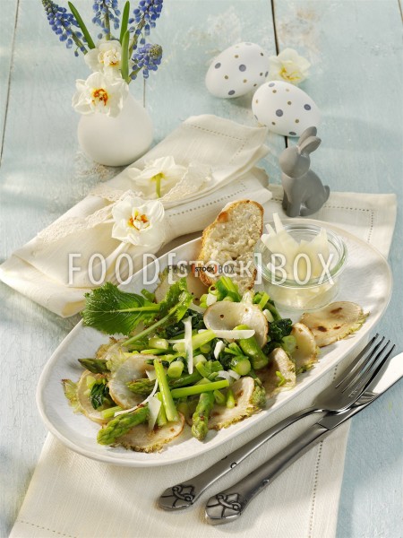 Warmer Frühlingssalat mit Mairübchen, grünem Spargel und Bärlauch