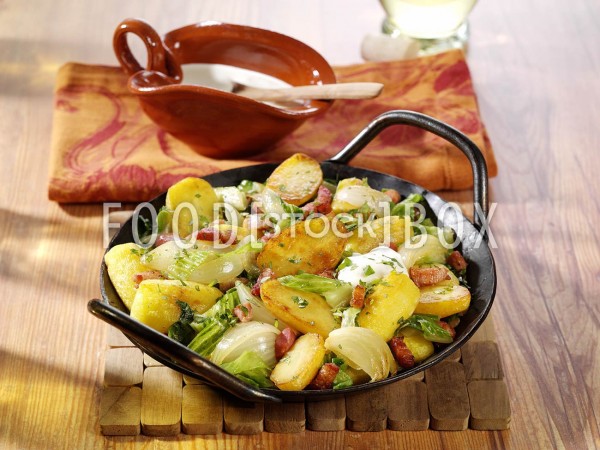 Kartoffelpfanne mit Salat