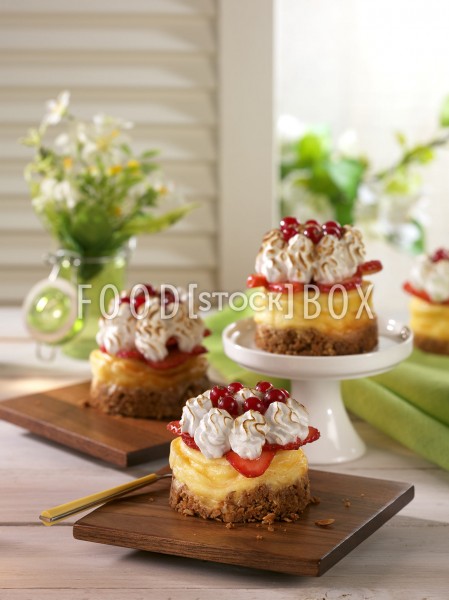 Cheesecake-Törtchen mit Erdbeeren