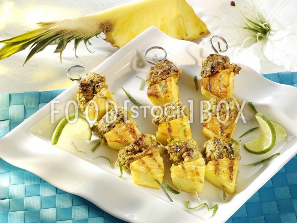 Fleischspieße mit Ananas und Lammfleisch