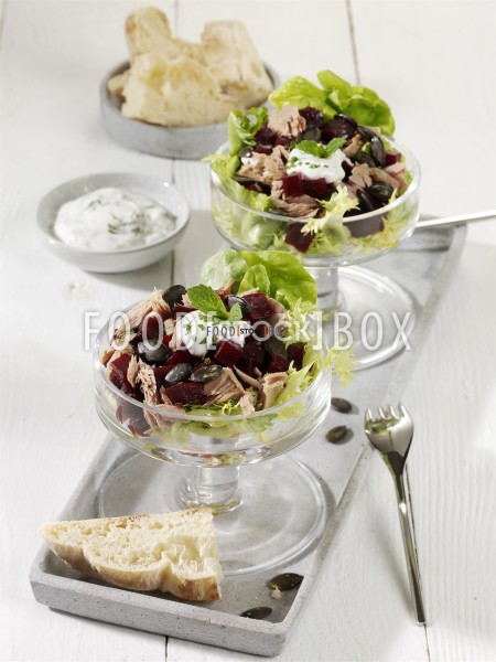 Rote Beete-Thunfisch-Salat mit Fladenbrot und Minzdip
