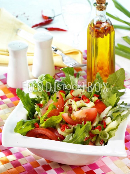 Tomaten-Gurken-Salat mit Rucola