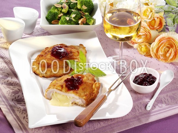 Schnitzel mit Camembert-Füllung, mit Preiselbeeren und Brokkoli