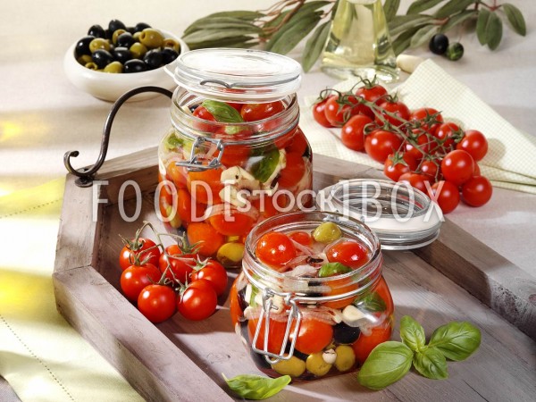 Eingelegte Tomaten mit Oliven und Knoblauch