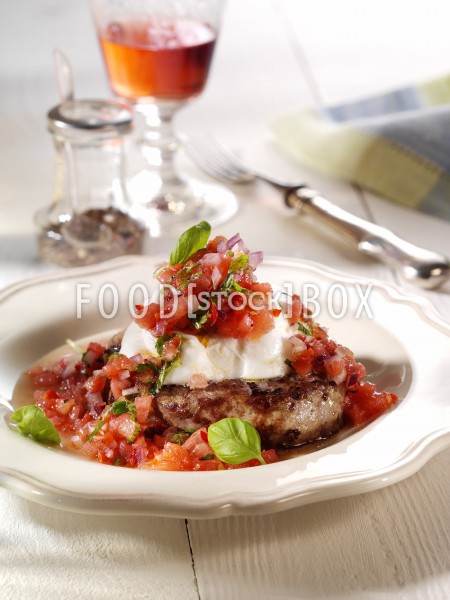 Steak mit Mozzarella und Sommer-Salsa