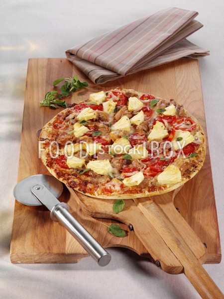 Pizza mit Ananas und Thunfisch