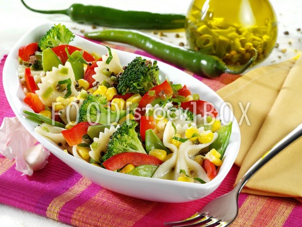 Gemüse-Nudel-Salat mit scharfem Dressing