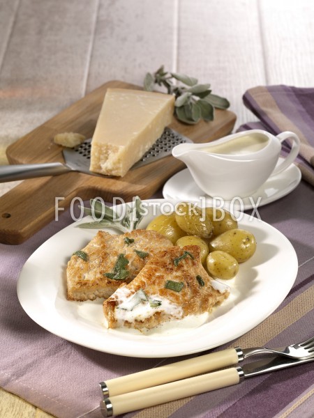 Putenschnitzel mit Parmesan-Salbei-Schaum