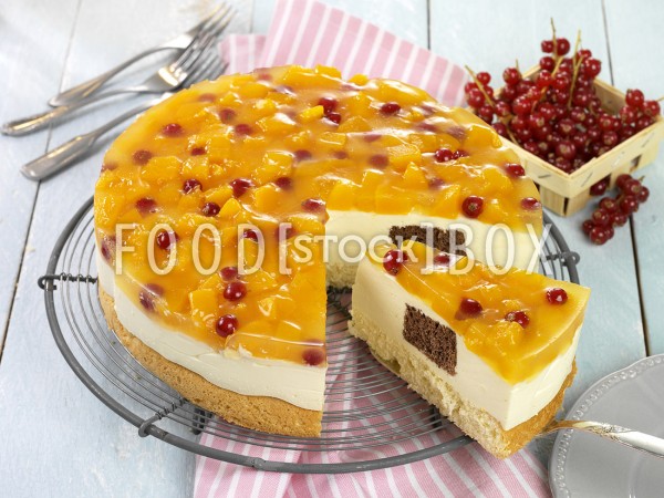 Pfirsich-Jogurt-Torte mit Johannisbeeren 2