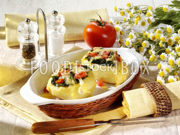Kartoffel mit Spinat-Knoblauch-Tomaten-Füllung