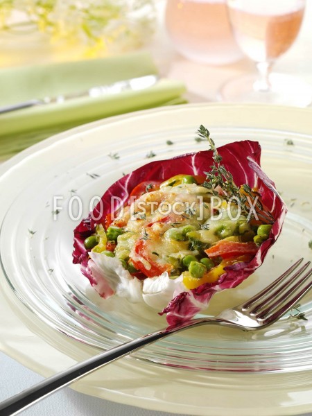 Erbsen-Zwiebel-Paprika-Pfanne im Salatblatt