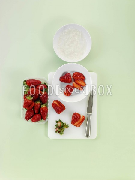 Pistazien-Bienenstich mit Erdbeeren