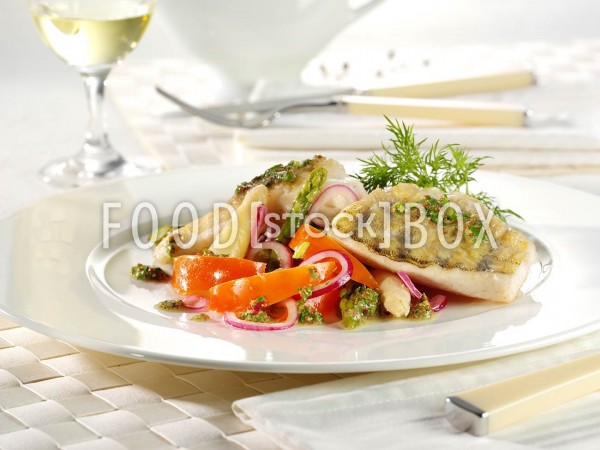 Zanderfilet auf Tomaten-Spargel-Salat mit Senf-Kräuter-Dip