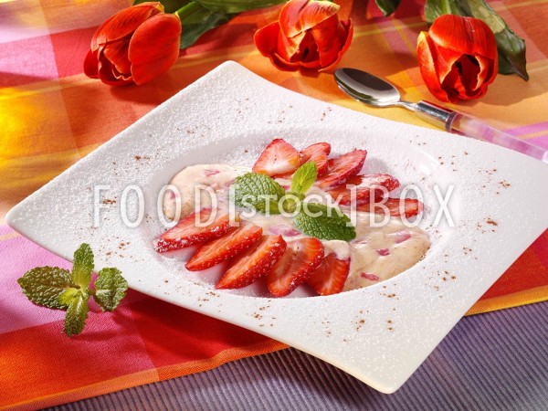 Erdbeerrosette mit Schaum