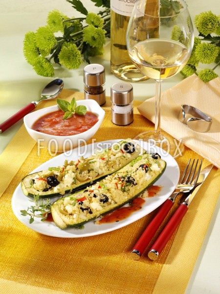 Zucchini mit Couscous-Oliven-Füllung