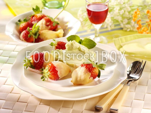 Gebackene Erdbeeren mit Waldmeistercreme