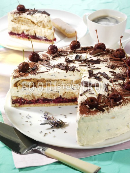 Kirsch-Tiramisu-Torte mit Lavendel