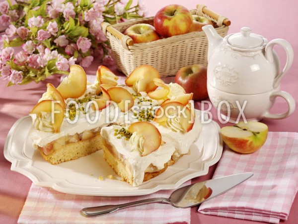 Quark-Sahne-Torte mit Äpfeln