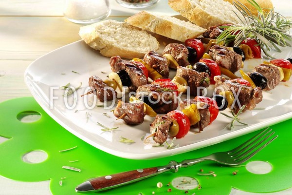 Lammspieße mit Oliven und Knoblauch