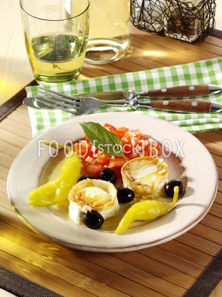 Ziegenkäse mit Oliven und Peperoni