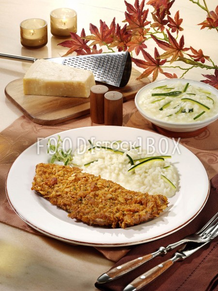 Knusperschnitzel im Kräuter-Cornflakes-Mantel mit Zucchini-Risotto