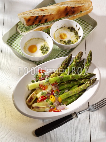Spargelsalat mit gebackenem Ei