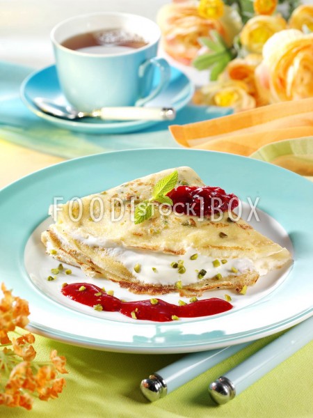 Pistazien-Pfannkuchen mit Sauercreme