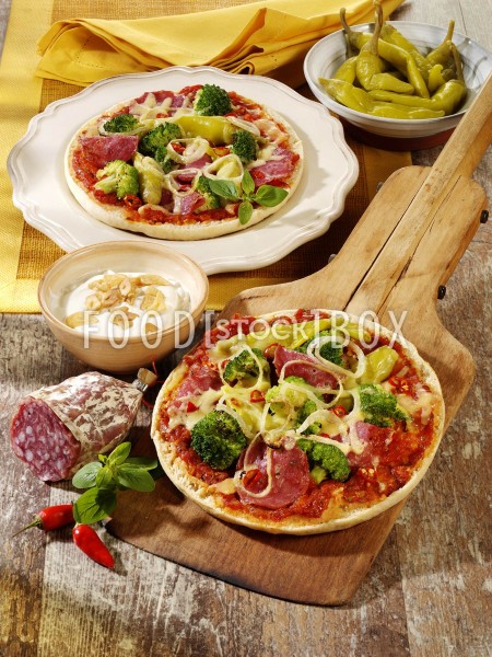 Fladenbrotpizza mit Salami und Chili