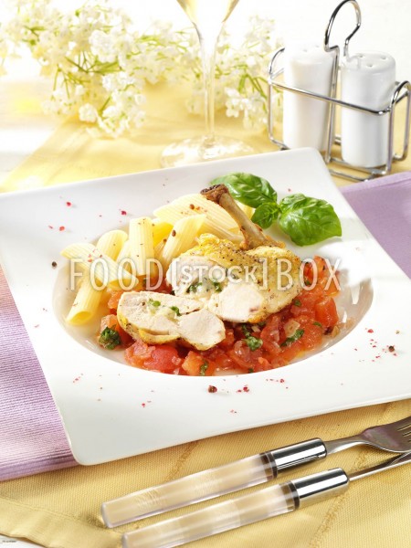 Maispoulardenbrust mit Blauschimmelkäse gefüllt auf geschmolzenen Tomaten