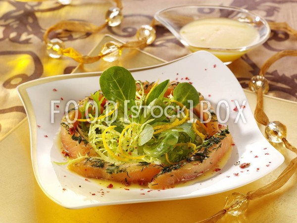 Graved Lachs mit Salat und Orangen Dressing