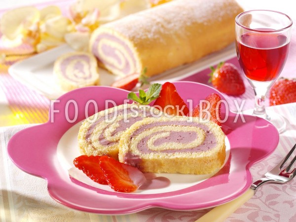 Biskuitrolle mit Holundercreme und Erdbeeren