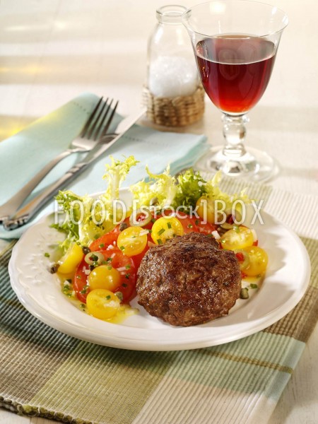 Tatar-Frikadellen auf Tomaten-Salat / Lactosefrei